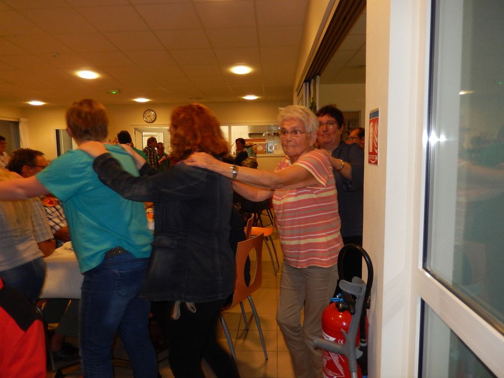 soirée agréable ou  un karaoké endiablé,  provoque  un départ d'une bien sympathique ' chenillette '...