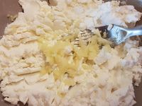 2 - Mélanger avec la fourchette. Incorporer ensuite la crème fraîche épaisse, mélanger à la spatule, saler et poivrer. Une fois les courgettes cuites, les égoutter pour retirer l'excédent d'huile et les mettre dans un grand saladier. Ajouter la gélatine ramollie essorée tant que les courgettes sont chaudes et bien incorporer.