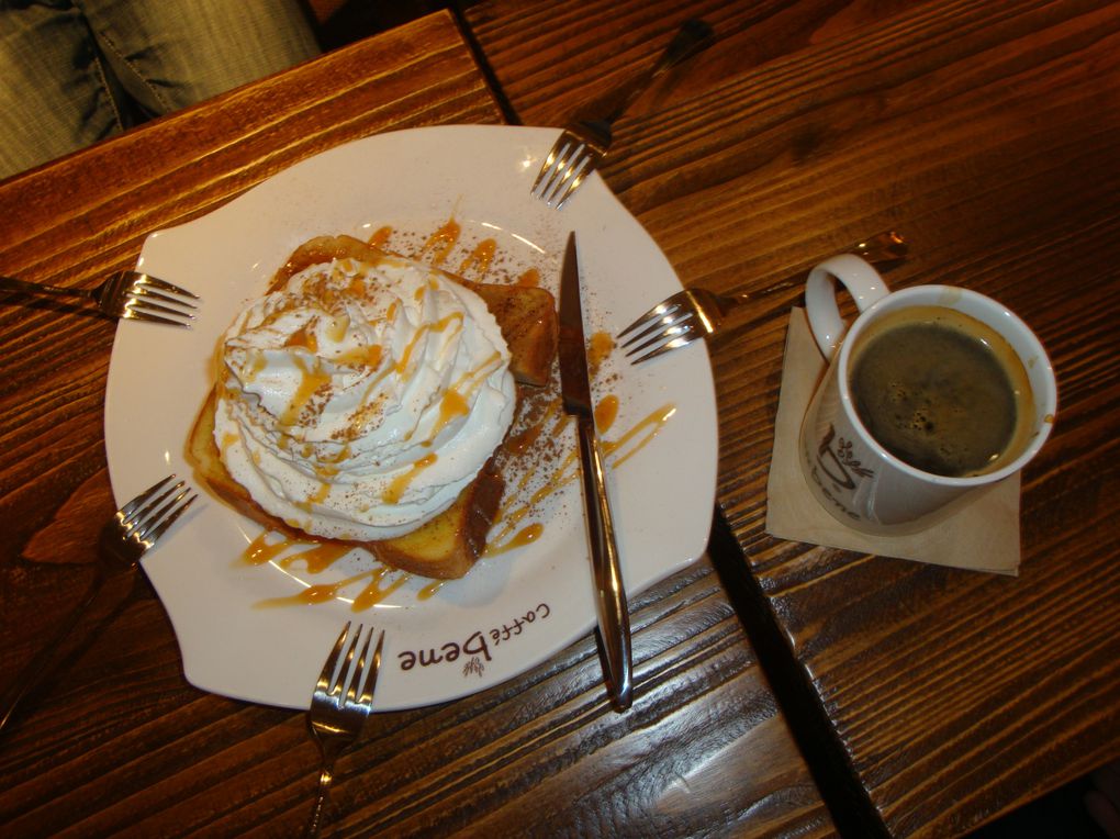 En Corée on trouve beaucoup de café. On y est au calme et au frais. On essaie les nouvelles boissons et pâtisseries tout en étudiant. Et on prend des photos!!