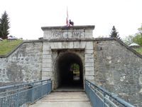 A l'entrée du fort une chèvre monte la garde. Une vue sur les contreforts de la Belle Etoile. Les crêtes de la Sambuy.