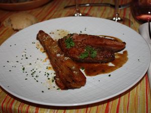 Nos plats: fricassée de rognons de veau, champignons, liguine (gargantuesque), parmesan et pour mon goûteur: filet de canette, jus aux épices, 1000 feuilles de pommes de terre, tartuffo tomates séchées