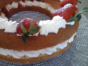 Génoise en couronne chantilly et fraises