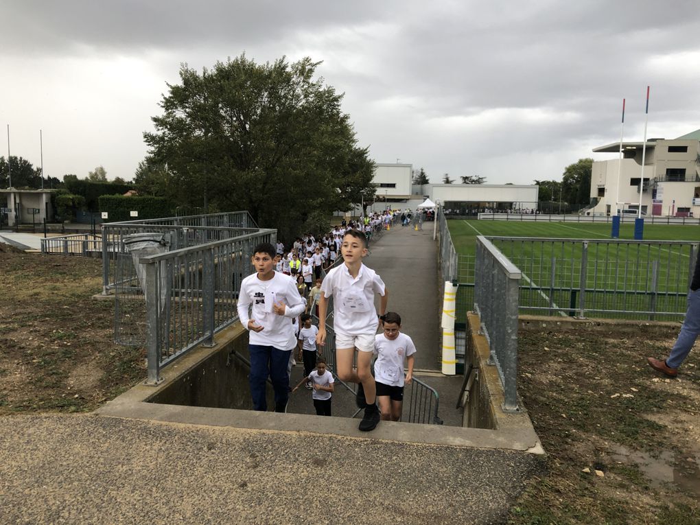 20.10.23 - CROSS SOLIDAIRE DU COLLÈGE : &quot;Nous avons déjoué la météo pour offrir à Angèle ce cadeau!&quot;