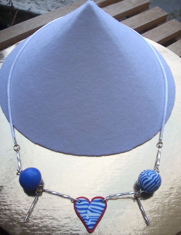 bijoux créés à base de pâte polymère toutes les perles sont faites mains entièrement modelées.