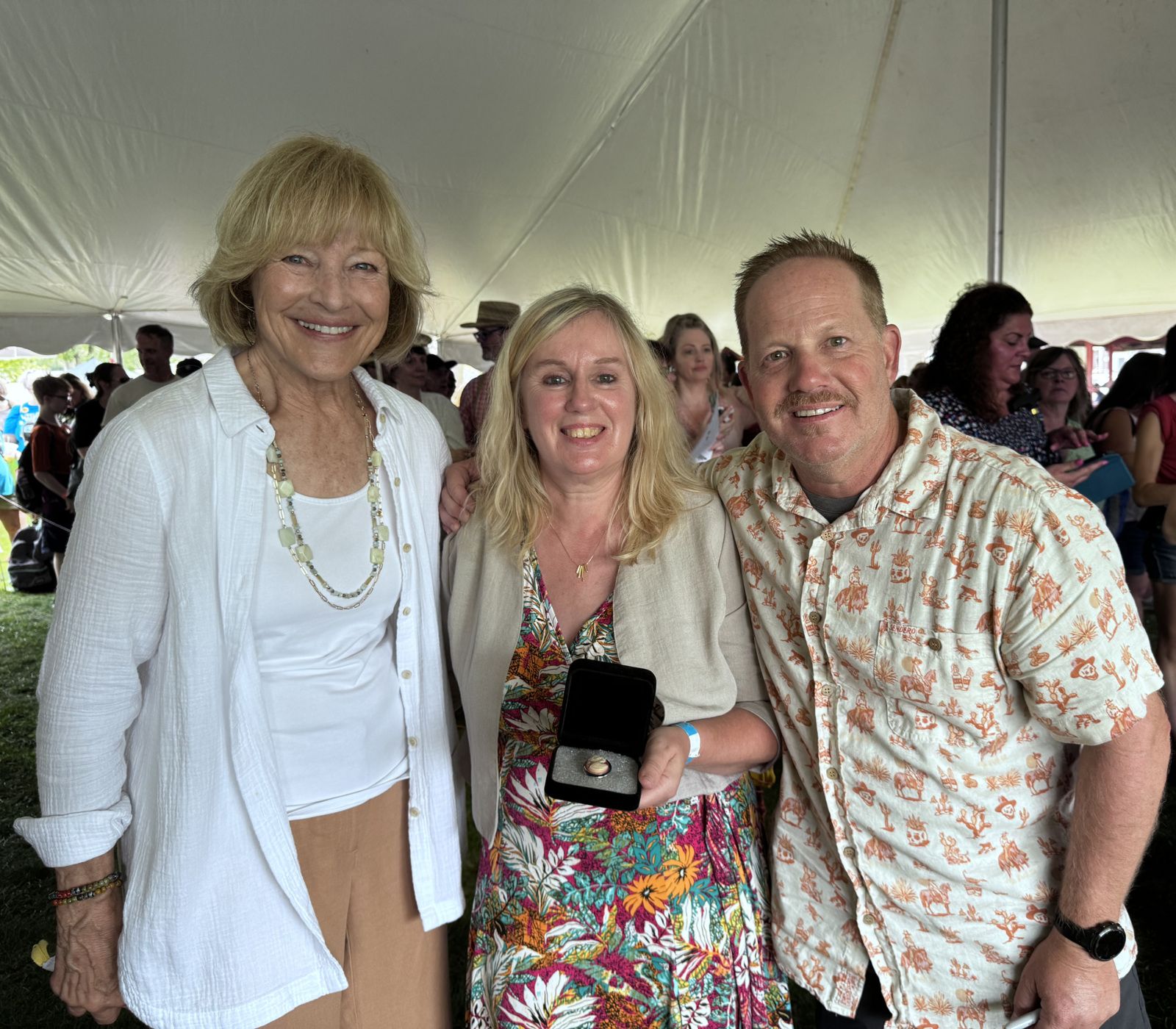 Avec le camée de la série (Jason offre ce camée à sa mère dans l'épisode 19 de la saison 9). 