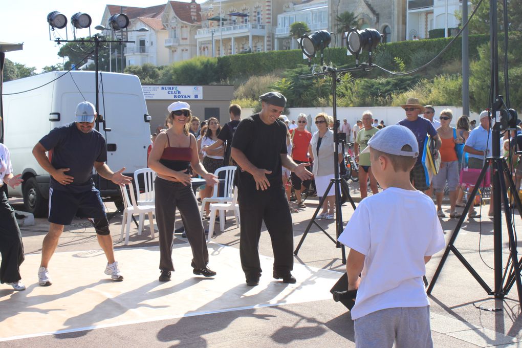 Sur le front de mer entre le casino et un bar bercé par les vagues, Royan au rythme du Rock'n'Roll avec le spectacle " Swing to the Rock" présenté par DANSE PROJECT. Soirée organisée par l'Association Générale de Pontaillac, présidée par Mad