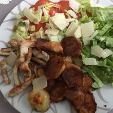 Une salade complète délicieuse : tomates, salade verte, aiguillettes de poulet, pommes de terre…