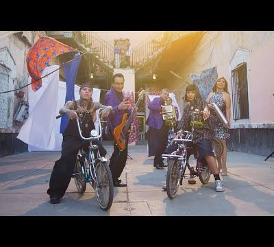 Cazzu avec les Mexicains de Los Ángeles Azules et le Santa Fe Klan