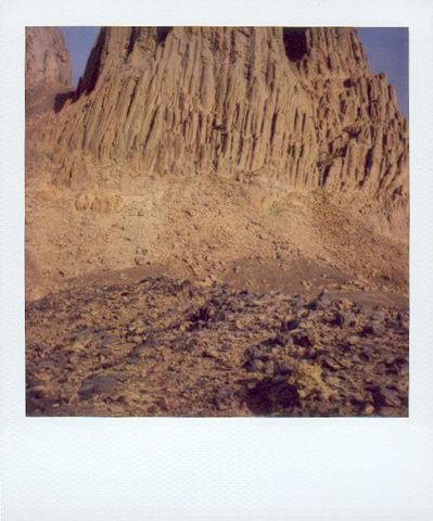 Depuis presque 20 ans j'arpente le Sahara. En complément d'un travail au moyen, grand format et panoramique, j'ai eu plaisir ces dernières années à utiliser un appareil polaroïd, à l'opposé des appareils classiques cités celui-ci m'a permis d