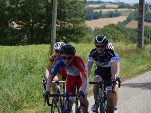 Il se retrouve dans un groupe pour boucler les derniers tours. Longue cette course pour Loïc, pas habitué à de si longue distance. Très jolie course, de gros progrès encore...