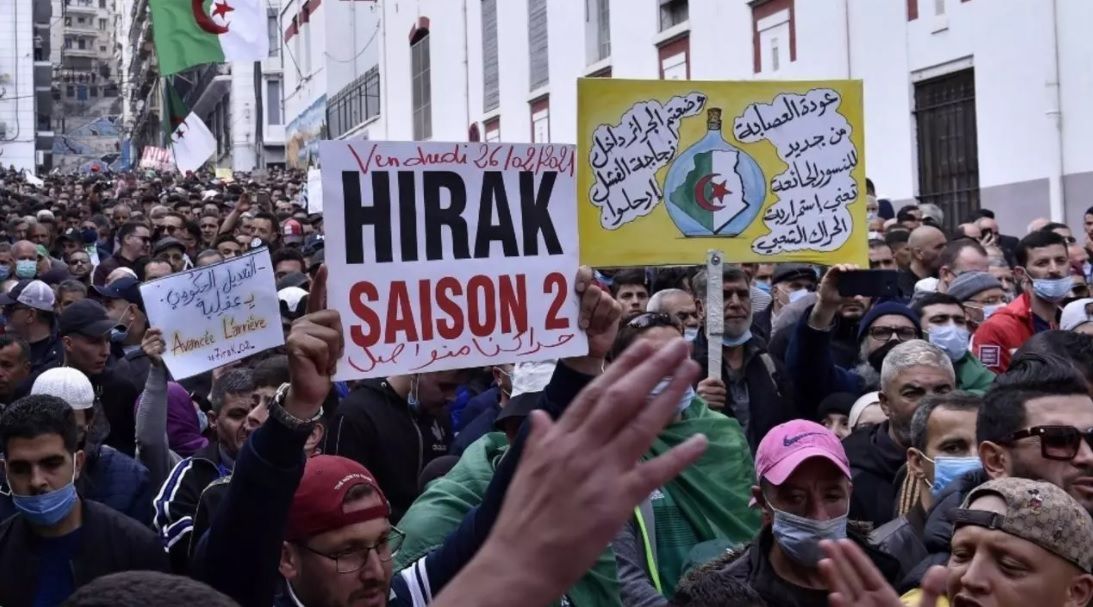 Alĝerio La Semajnaj Manifestacioj De La Hirako Rekomenciĝas Post Jaro Da Sanitara Interrompo Neniam Milito Inter Ni