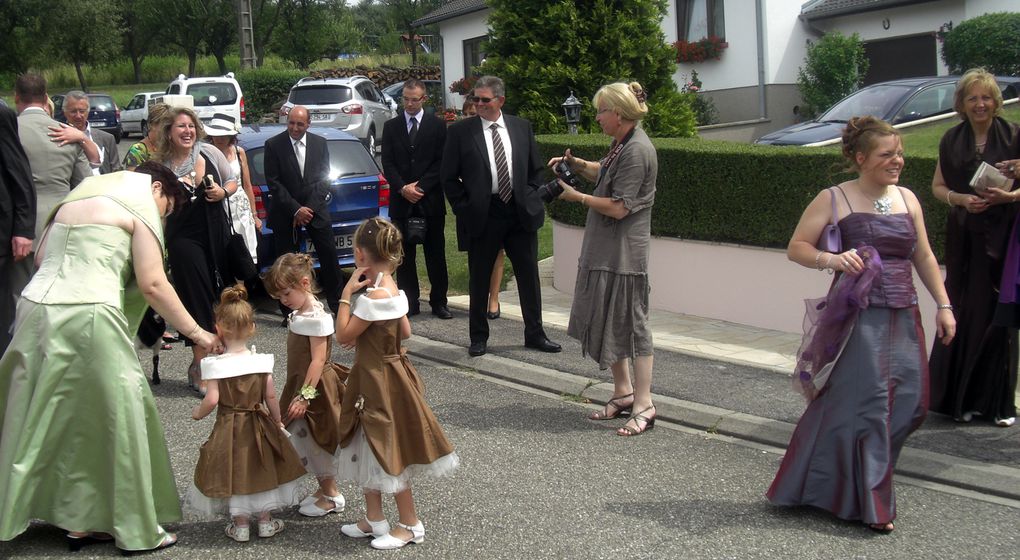 Séance photos avec les parents et les amis avant arrivée de la chèvre...