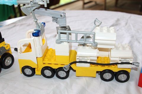 1 boite de Lego + 1 camion de pompier + 1 camion - 15 €