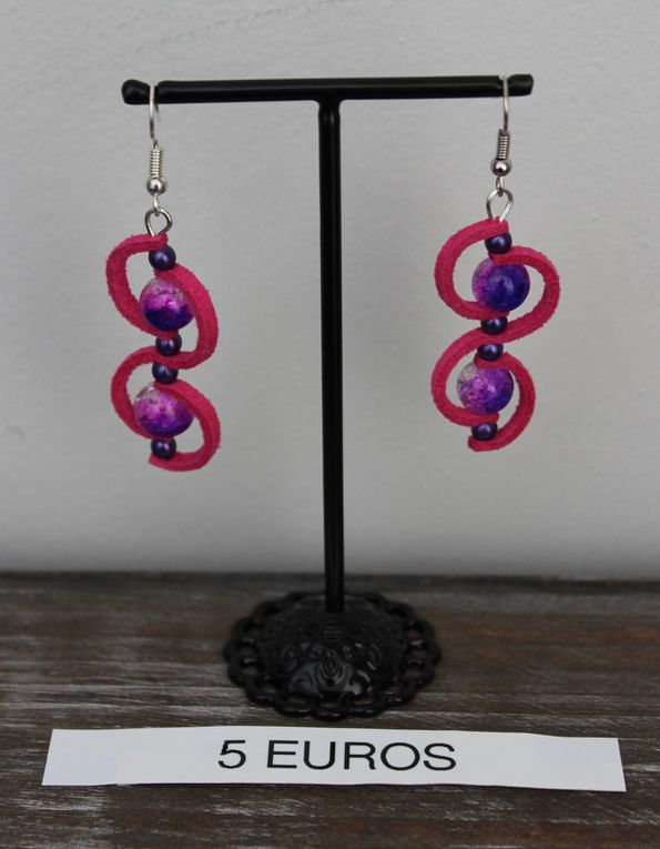 Boucles d'oreilles : 2 à 5 euros, n'hésitez pas à demander si d'autres couleurs existent dans le modèle que vous aimez