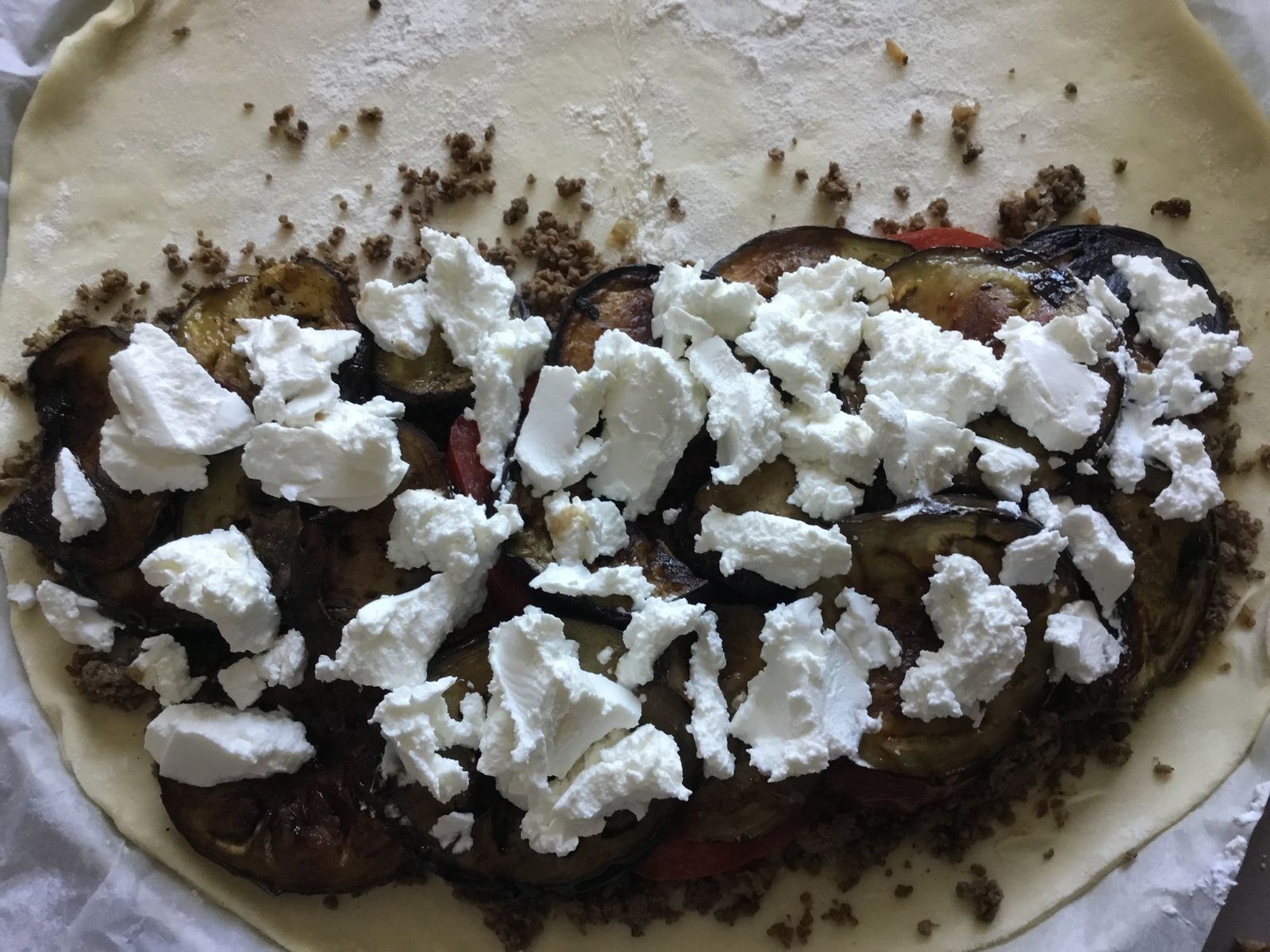 pizza calzone maison : garniture : aubergine, tomates, viande hachée, oignons et fromage de chèvre