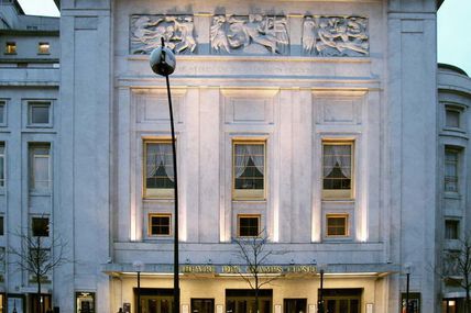 Une vedette de la scène au café de la Mairie; A stage wonder at the Café de la Mairie