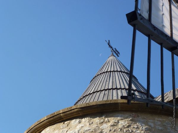 Le toit du moulin, ses ailes et sa girouette