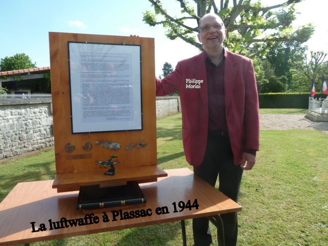 Le militaire sur la photo est Patrick Salvany. Le plus de cette cérémonie... " Philippe Morini, chercheur de l'Allier, spécialisé sur les crashs d'avions allemands s'était déplacé sur Plassac à plusieurs reprises, en effet le 21 mars 1944, un avion école allemand " Heinkel 111 " avait été abattu par un avion américain " North Américan P 51 " (2 morts et des blessés) s'écrasant au lieu-dit " Cormeau ". P.Morini avait trouvé deux ou trois fragments sur le site du crash et avait rencontré l'auteur de Culture-Histoire qui lui avait donné des informations. Ainsi ce 8 mai 2015 il a été question de cet avion allemand. Certes les nations civilisés opposées à un monstre, avaient eu à combattre des hommes et des femmes qui étaient engagés au côté de ce dictateur nazi. Beaucoup d'Allemands n'avaient pas souhaité cela, il faut aussi savoir que ce monstre nazi avait fait périr 700 000 de ses  concitoyens. " La souffrance a été partout ". Rendons un hommage important à nos libérateurs, dont de trop nombreux sont " Morts pour la France et la liberté ". 