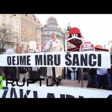 A Prague, les communistes manifestent contre l'Otan - Ça n'empêche pas Nicolas