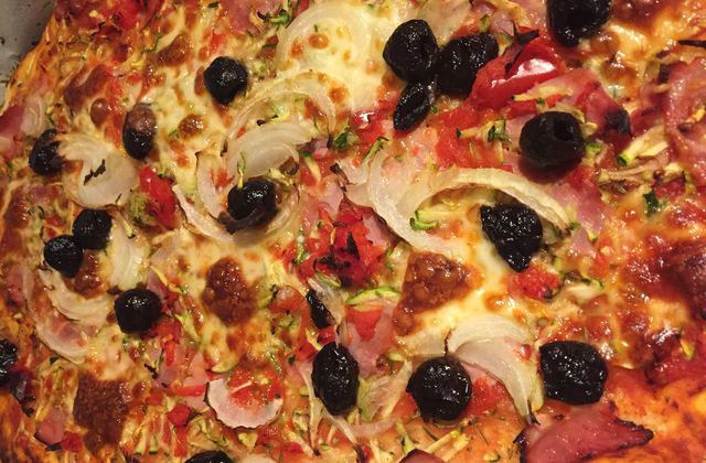 Pizza maison aux légumes, fromages et jambons