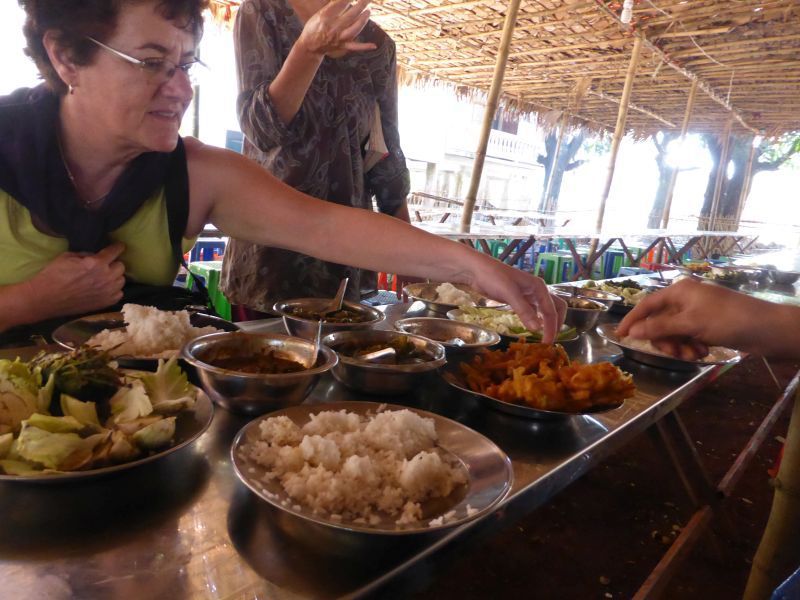 des beignets ( tempura) de grosses courges; on peut voir le légume cru dans la dernière photo. Cathy- la dame française du groupe hésite- déguste .. dans chaque plat des légumes crus ( choux, salades), du riz blanc, des sauces épicées... on mange à volonté et c'est gratuit... on a mis notre obole avant de partir dans l'urne placée devant l'étal des courges