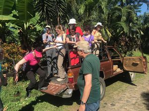 On monte en arrière du pick up , ça secoue vraiment sur la piste . Nous nous retrouvons sur  le site principal à 5 km 