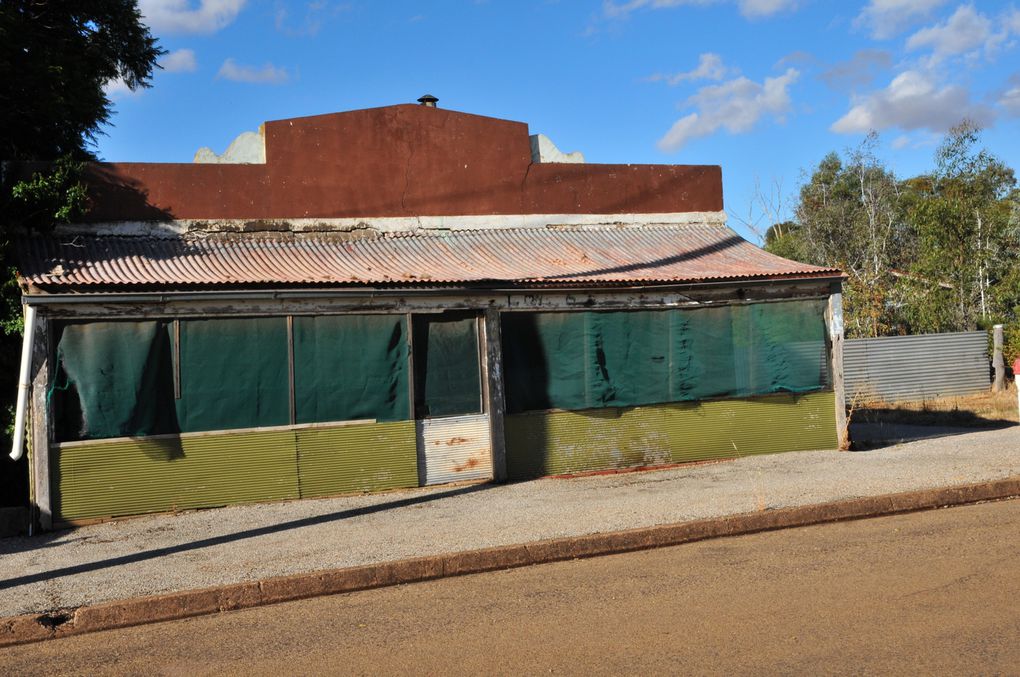 Paysages de zones sèches et poussièreuses, de villages au passé récent et de la Clare Valley