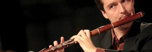 alexis kossenko et les ambassadeurs, un chef d'orchestre, musicologue et flûtiste de formation au sein d'un ensemble international de musique baroque