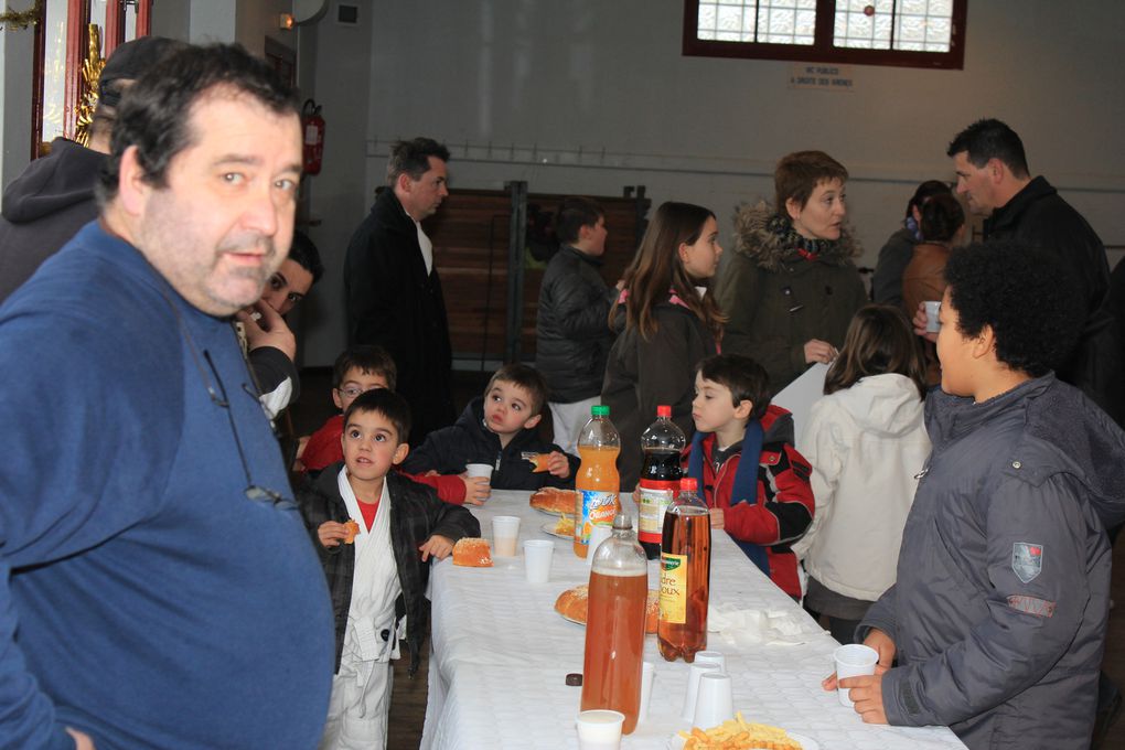 Samedi 14 janvier, après un cours commun aux grands et aux petits, la section judo du Foyer des jeunes de Pontonx a organisé sa traditionnelle galette des rois réunissant une cinquantaine de judokas accompagnés de leurs parents. Tout ce monde ét