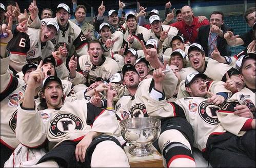 <span style="font-weight: bold;">Les Remparts de Qu&eacute;bec </span>= &eacute;quipe de Qu&eacute;bec en&nbsp; Ligue universitaire&nbsp; (LHJMQ) =&gt; 1er au classement de toutes les ligues du Canada et bien plac&eacute;s pour la coupe M&eacute;morial.<br />Un beau jeu, tactique, ambiance&nbsp; familiale au Colis&eacute;e Pepsi.<br /><br /><span style="font-weight: bold;">Le Radio X</span> = &eacute;quipe de Qu&eacute;bec dans la ligue pro du Qu&eacute;bec =&gt; 1er de la ligue. <br />Un peu pl