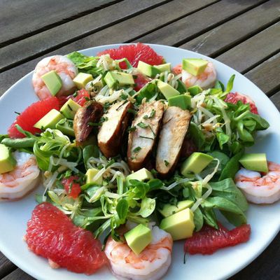 Salade estivale : poulet mariné, pomelos et crevettes