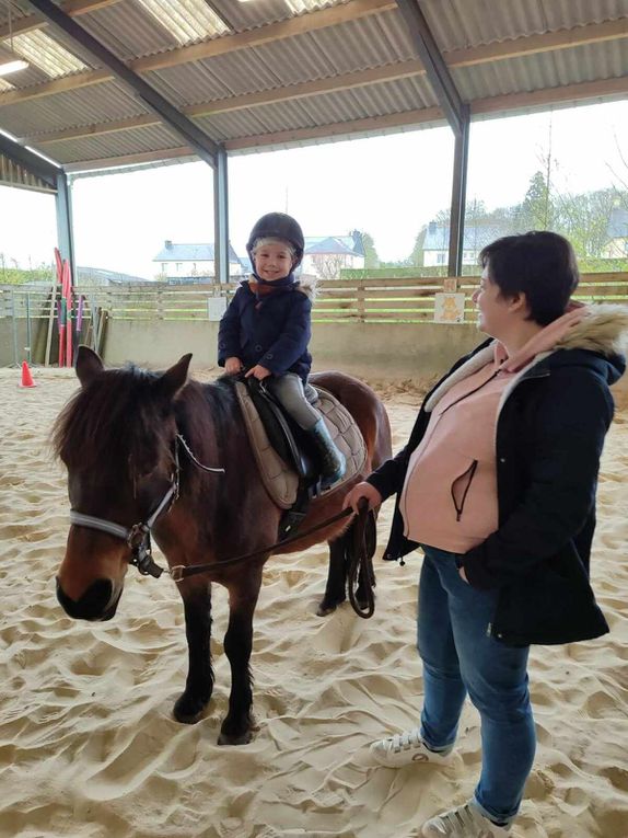 Séance 1 classe TPS PS.  Mardi 2 avril était le grand jour! Nous attendions avec impatience cette matinée poneys qui a fait plaisir à tout le monde! 3 ateliers ont été proposés : découverte de l'animal dans l'écurie, promenade à dos de poneys dans le manège, production artistique et lecture/chants dans la salle d'activité.  vivement la semaine prochaine !