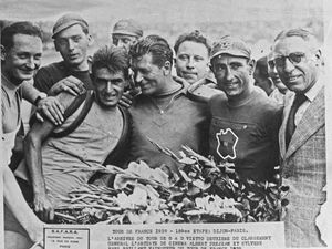  Recueil 1939 tour de France Gallica . 18 e étape Troyes-Paris ; René Vietto à gauche , équipe du Sud-Est, Albert Préjean, et le vainqueur du tour, Sylvere Maes équipe de Belgique.