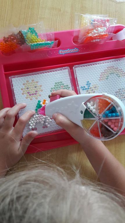 Licorne en perles d'eau avec Aquabeads et le stylo arc en ciel