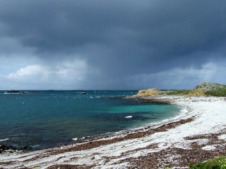 Molène est l’île la plus importante de l’archipel du même nom qui comprend 9 îlots principaux (Bannec, Balanec, Molène, Triélen, L’île aux Chrétiens, Quéménès, Litiry, Morgol, Béniguet)