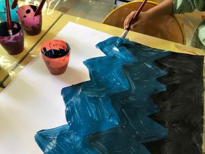 Nous avons utilisé le travail effectué sur les nuances à la manière d'Otto Freundlich pour peindre les montagnes avec différents tons de bleu.