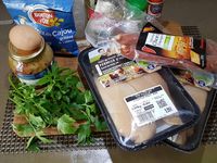 1 - Couper le poulet en morceaux et le passer au mixeur pour en faire un hachis. Placer le poulet haché dans un récipient, ajouter l'oeuf entier et malaxer à la main.