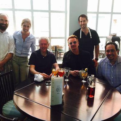 Bill Clinton et Bono mangent ensemble au restaurant à Denver 08/06/15 