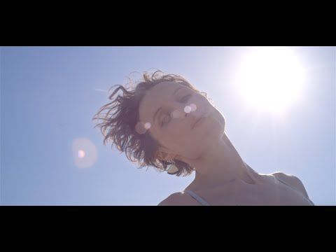 Laura Clauzel envoutante et délicieusement agile dans son nouveau clip "Étincelles"