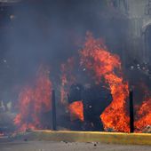 La foto de un atentado terrorista en Caracas que convierte en represor a la víctima