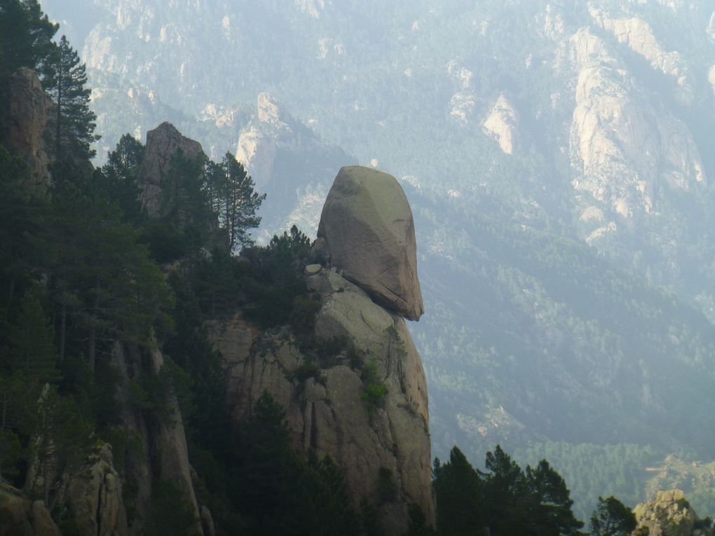 Comme une immense vague, les nuages ont recouvert la montagne d'hier. Toute la journée nous marcherons dans un environnement forestier avec un paysage très minéral. La beauté brute de la roche et les éclairages différents sont réellement un pur bonheur visuel. On ne souhaite qu'une chose, mémoriser à jamais ces moments. Belles images du trou de La Punta Tafanatu, on peut y accéder mais il faut un baudrier avec longe, il y a une via ferrata. Dernière nuit en refuge, dernières images dans nos duvets...