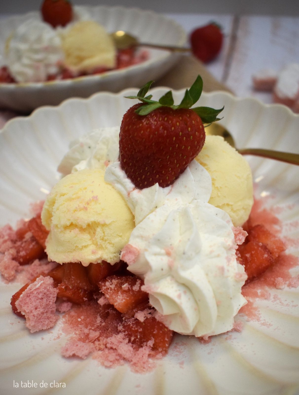 Glace biscuits roses fraises chantilly maison