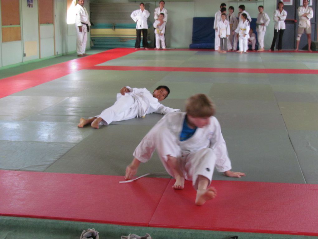 Les enfants heureux de faire monter les parents pour un cours judo....merci à eux d'avoir jouer le jeu, vos enfants ont apprécié , vous aussi apparement ! sortie de tatamis avec le sourire ....MERCI  à refaire :)