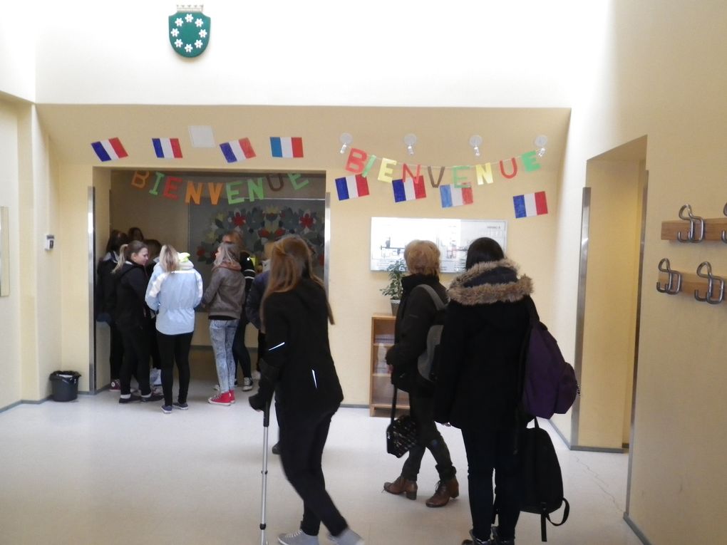 Les élèves de 4èmes Comenius en visite à l'école finlandaise intégrent les cours.