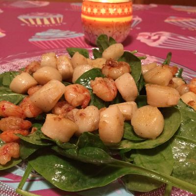 Salade d'épinards, noix de Saint Jacques et crevettes