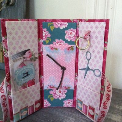 Petit rangement de brodeuse, en scrap et cartonnage, papier Tilda