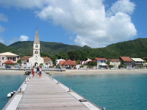 <p>Arrivés début janvier en Guadeloupe, après une bonne semaine de pause consacrée essentiellement au bateau, nous reprenons la mer pour descendre jusqu'en Martinique où nous Marie et Stéphane nous rejoignent sur le bateau.</p>
<p>Longue escal