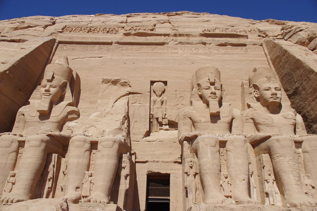 Abou Simbel : Temples de Ramsès II et de Néfertari, sa femme