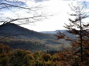 A Frédéric-Fontaine - Du GR 59 vue sur Etobon - La colline d'Etobon et, au loin, le Salbert