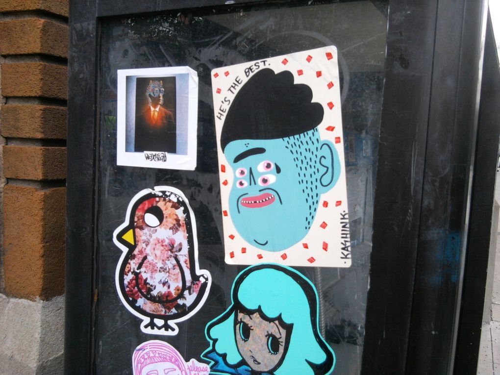 Les drôles d'autocollants de Kashink apparus avant l'ouverture officielle du Festival Mural.